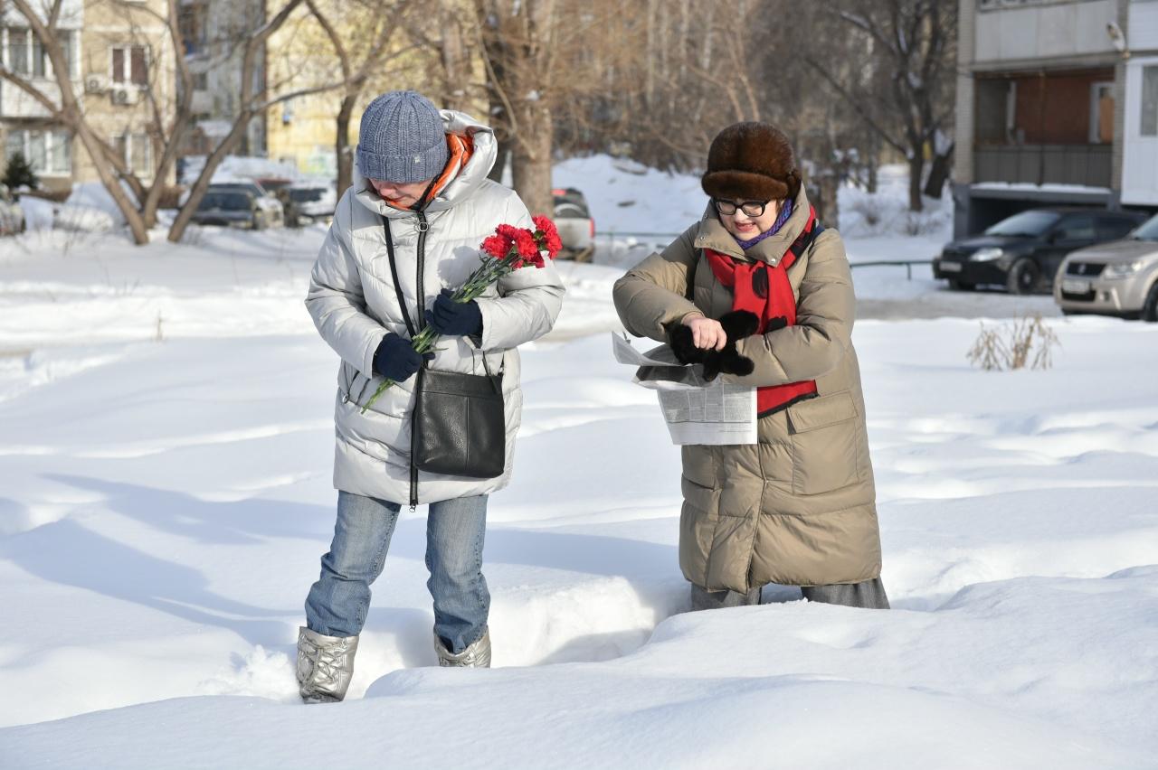 Фото Новосибирцы несут цветы к месту страшной трагедии на Линейной в ее годовщину 5